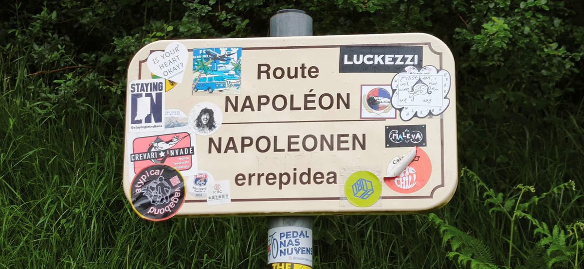 Schild der Route Napoléon bei Saint-Jean-Pied-de-Port
