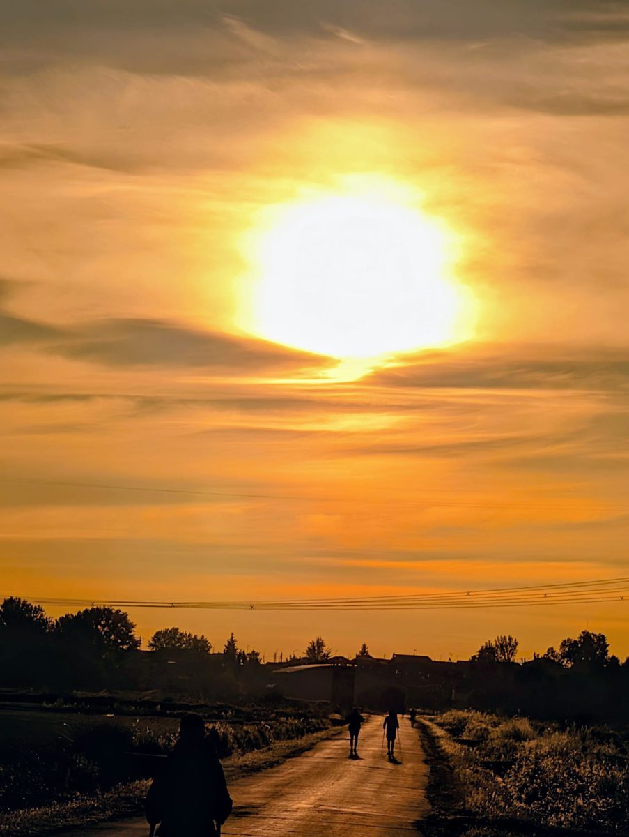 Zwei Pilger im Sonnenuntergang auf dem Französischen Weg