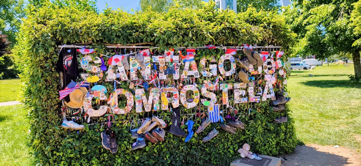 Schriftzug „Santiago de Compostela“ bei der Ankunft